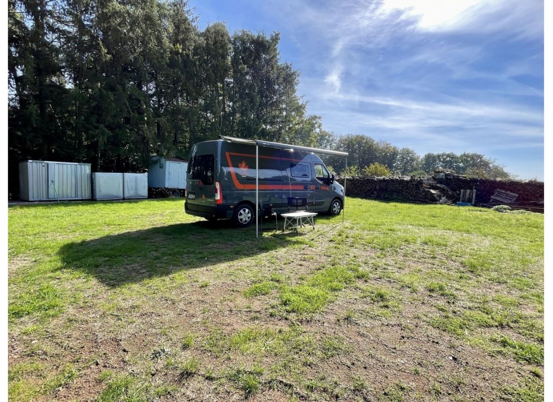 Ruhiger Stellplatz auf Waldlichtung — Area di sosta in Otterberg