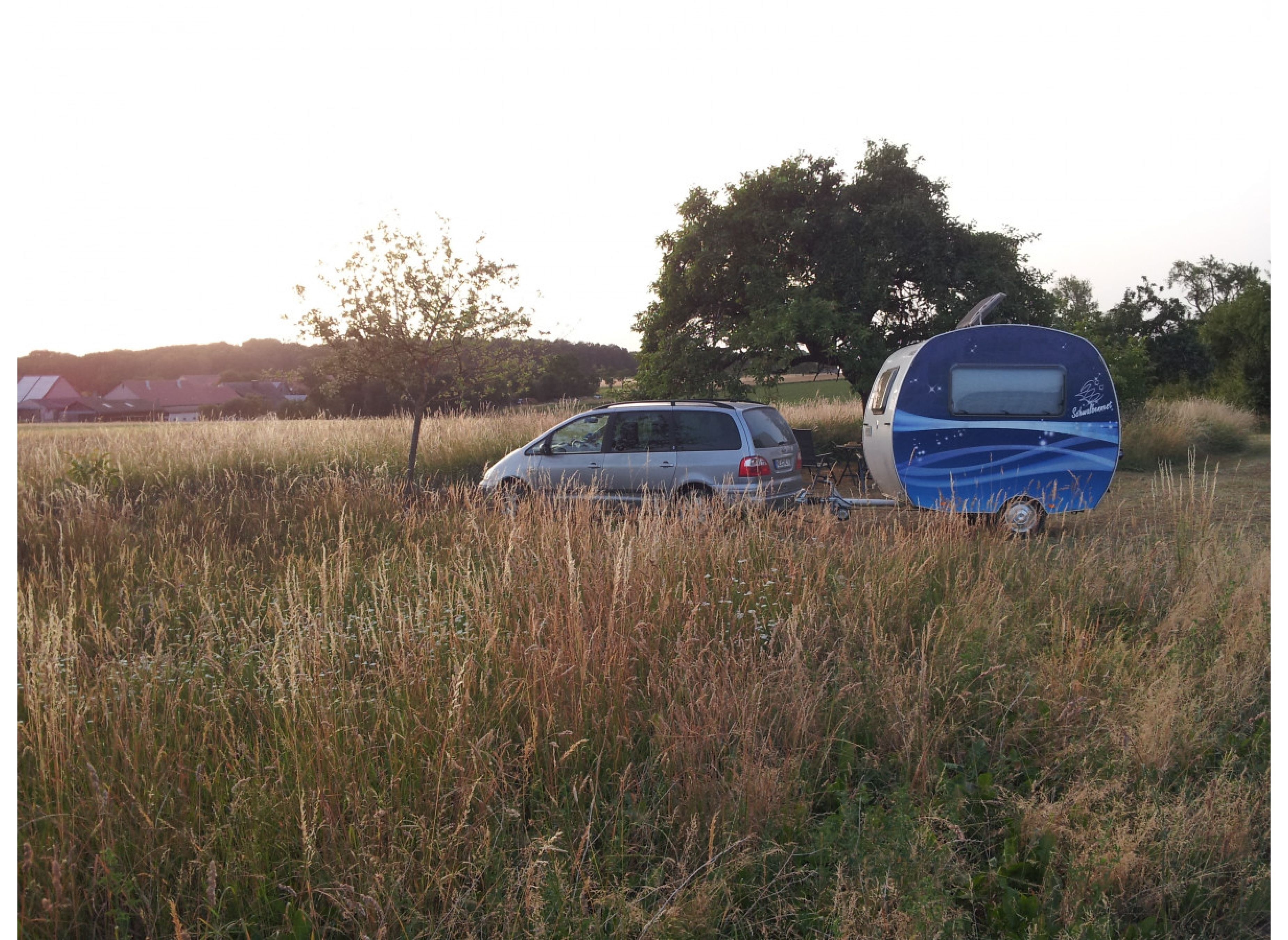 Einzelstellplatz bei Vorderpfeinach an den Apfelbäumen — Aire camping car in Uffenheim