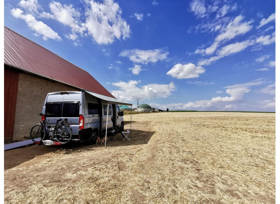 Bett im Kornfeld / Übernachten im Grünen — Area Autocaravanas in Ochsenfurt