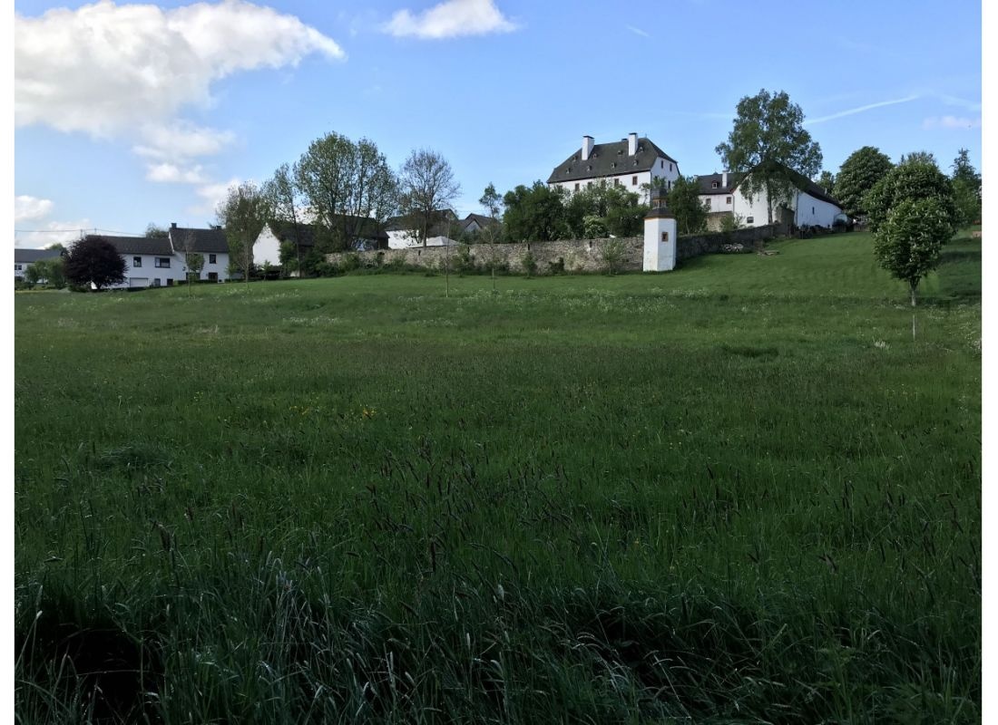 Vulkaneifel Stellplatz unterhalb der Burg Oberehe — Stellplatz in Oberehe-Stroheich
