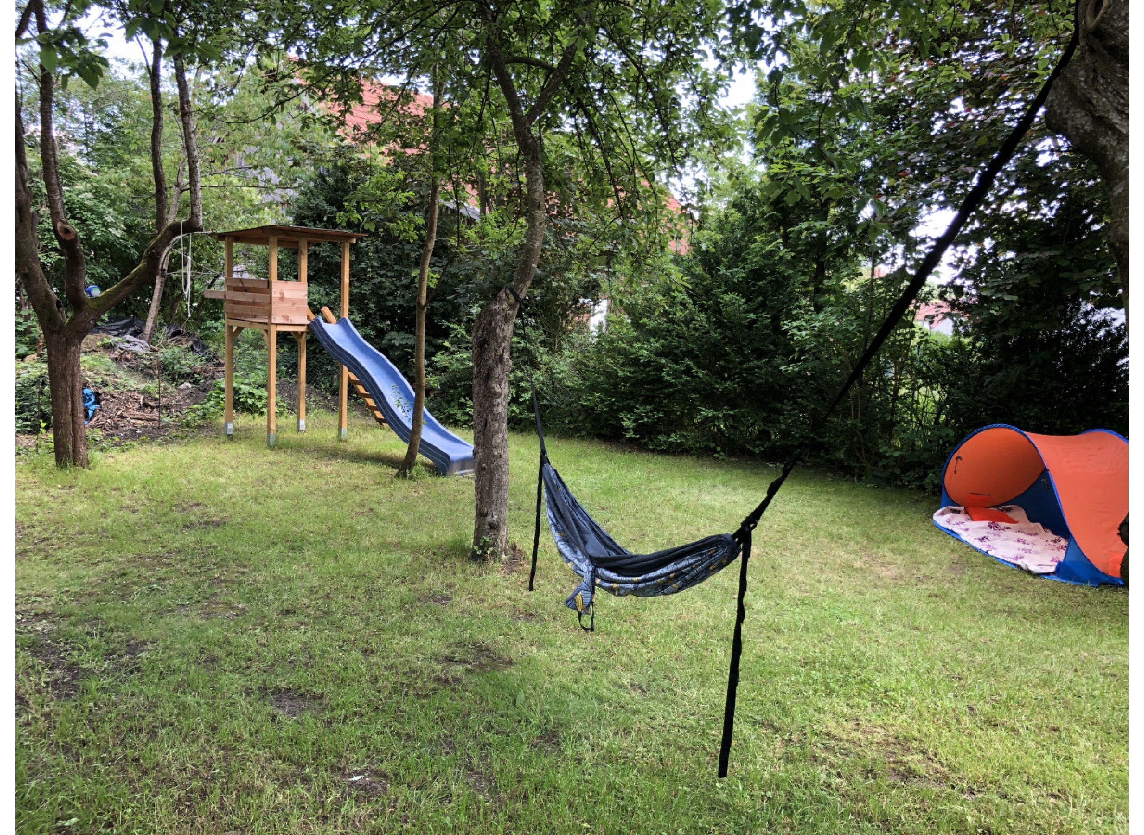 Camping im Garten - denkmalgeschütztes Bauernhaus — Camperplaats in Scherstetten