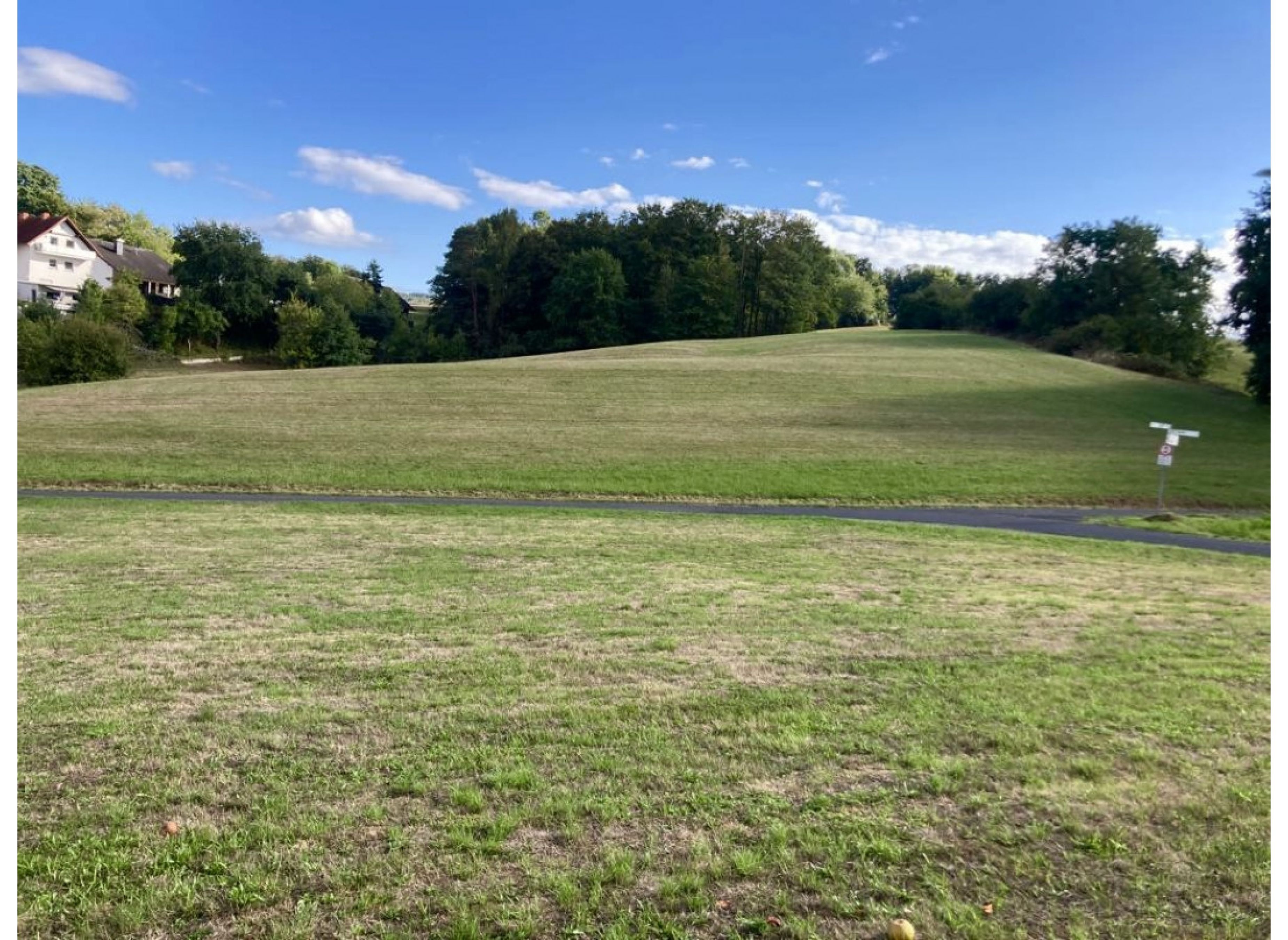Einzelstellplatz in Freigericht Ortsrandlage mit Blick auf Wiesen und Äcker — Area di sosta in Freigericht