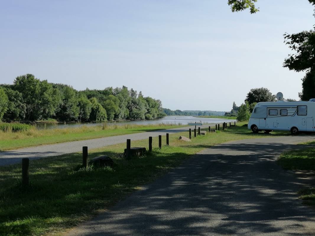 Aire d'accueil camping-cars de Bouchemaine — Campervan Site in 