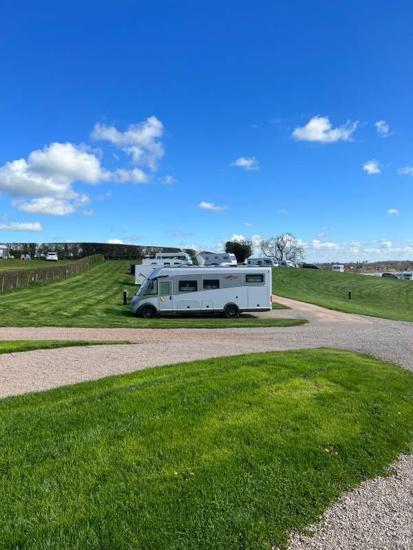 Newnes Caravan Park — Campingplatz in Ellesmere