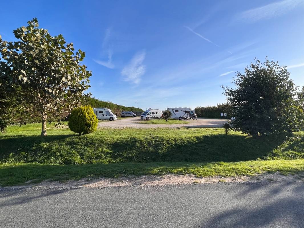 Stellplatz Sainte-Marie-du-Mont — Aire camping car in Sainte-Marie-du-Mont