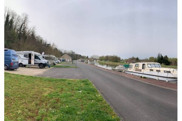 Stellplatz Châtillon-sur-Loire — Karavan Sitesi in Châtillon-sur-Loire
