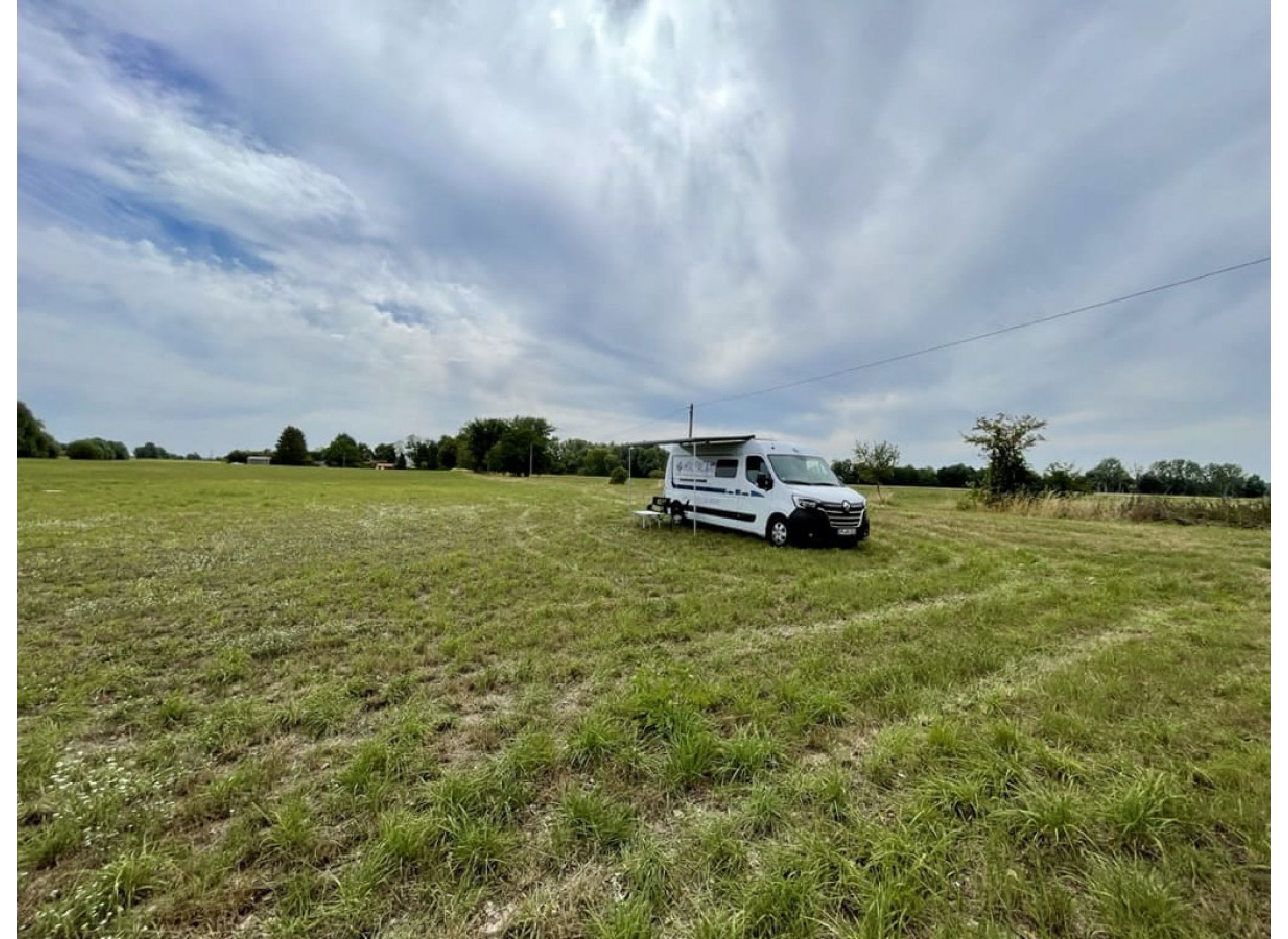 Weitblick auf der Wiese — Karavan Sitesi in Letschin