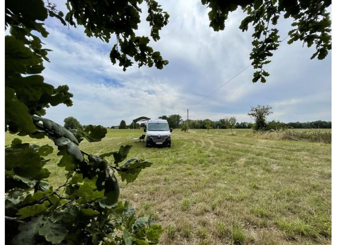 Weitblick auf der Wiese — Camperplads in Letschin