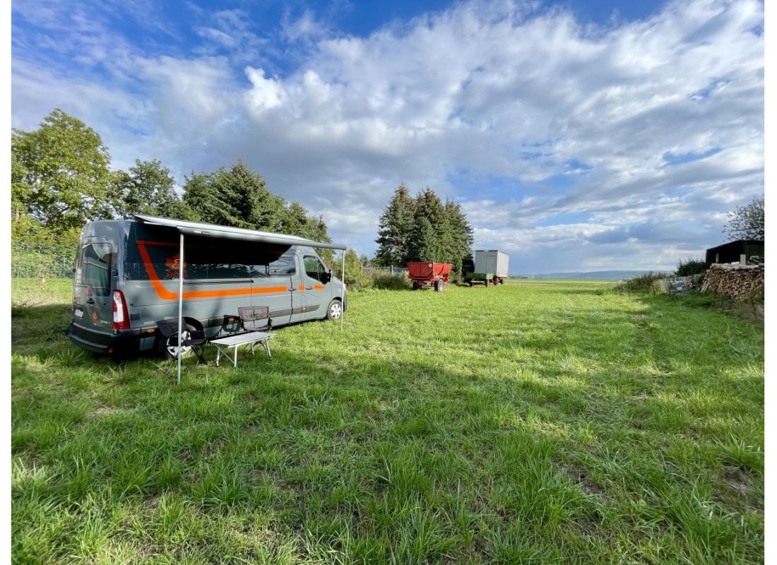 XXL Stellplatz auf einer Wiese in Feldrandlage — Campervan Site in Titz