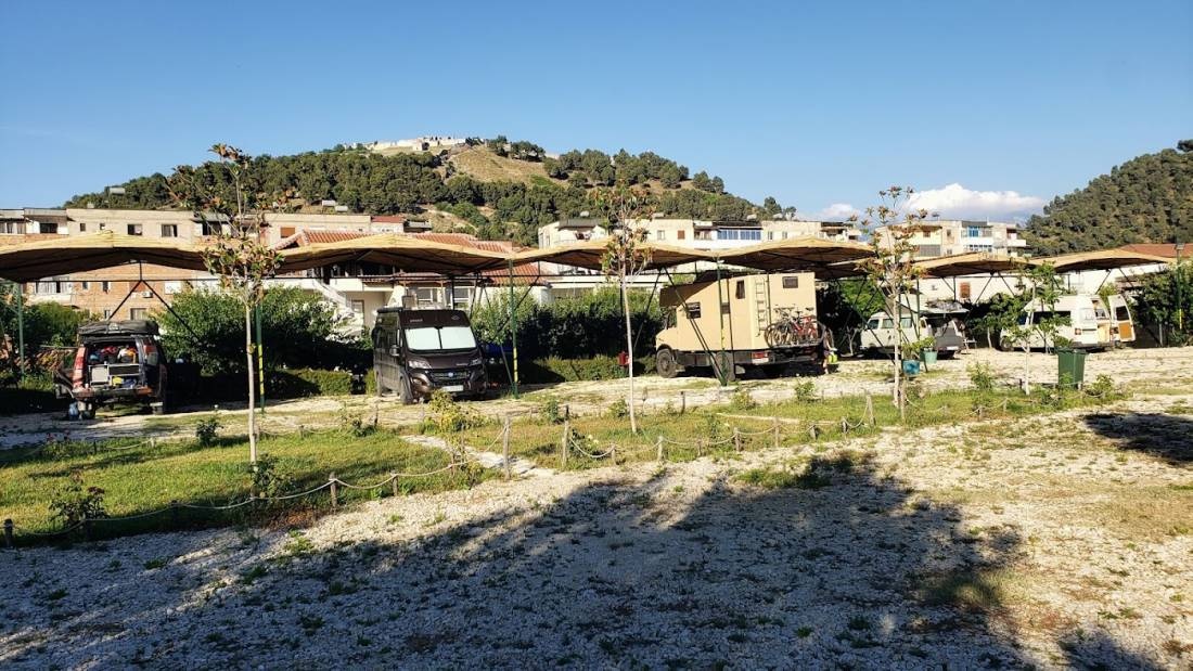 River Side Camping — Bobilplass in Berat