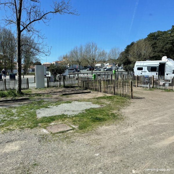 Aire CAMPING-CAR PARK de Longeville Le Rocher — Foto 2