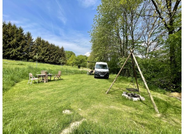 Wunderschöner Campingort auf einer saftig grünen Wiese neben einem Wald — Foto 3