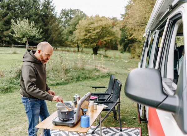 Wunderschöner Campingort auf einer saftig grünen Wiese neben einem Wald — Photo 2