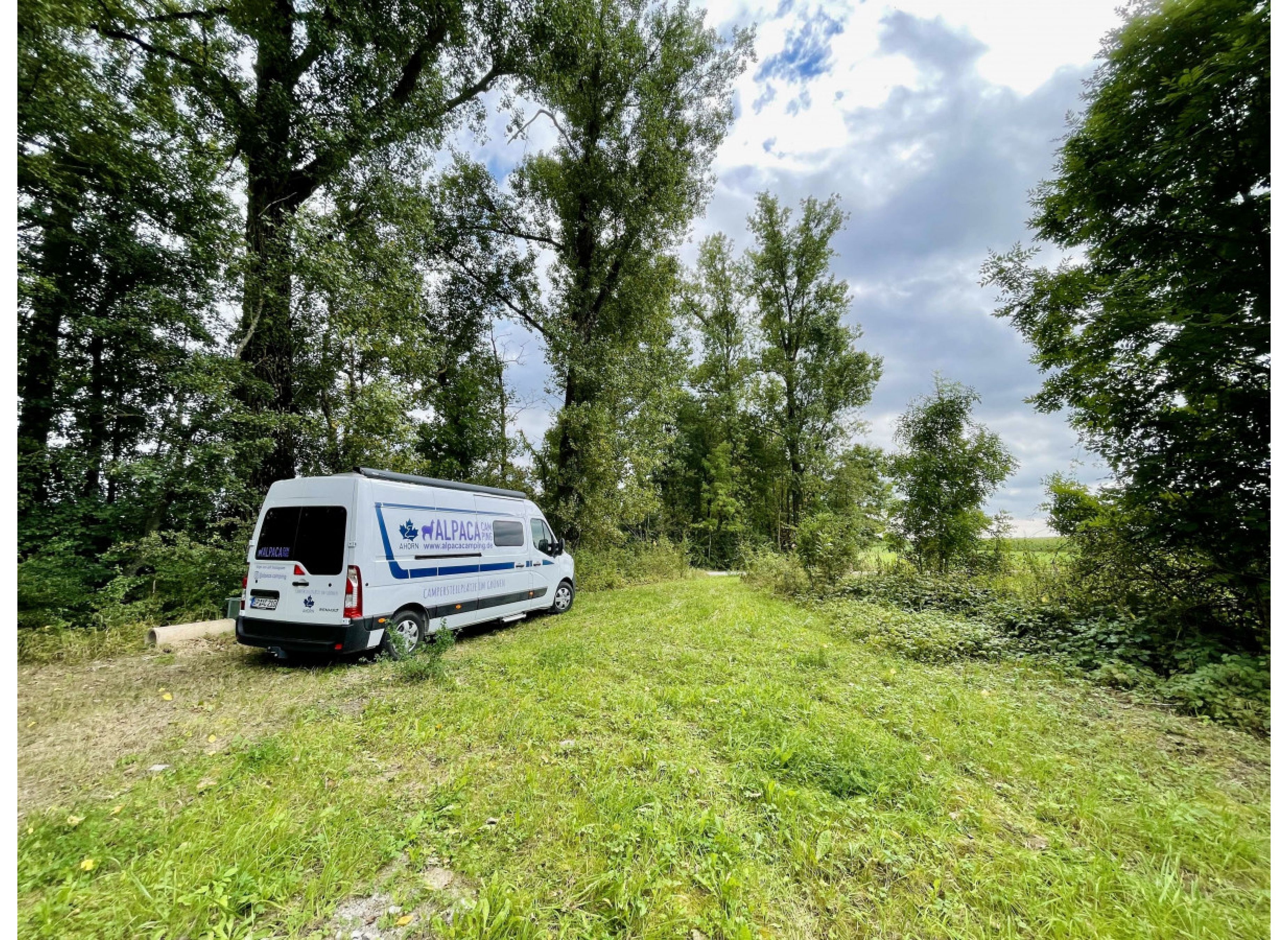 Unter Bäumen, in einer Wildnis, direkt am Bach — Sítio para autocaravanas in Herrieden