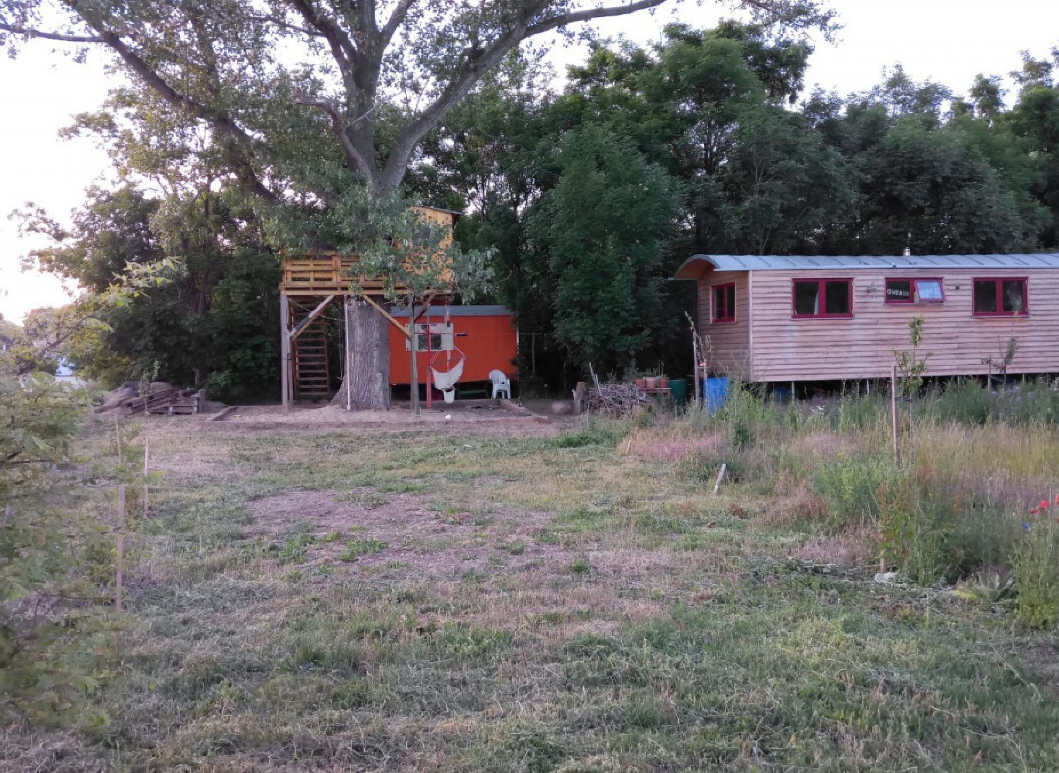 Beim Baumhaus am Generationenhof — Sp. parking dla kamperów in Markranstädt