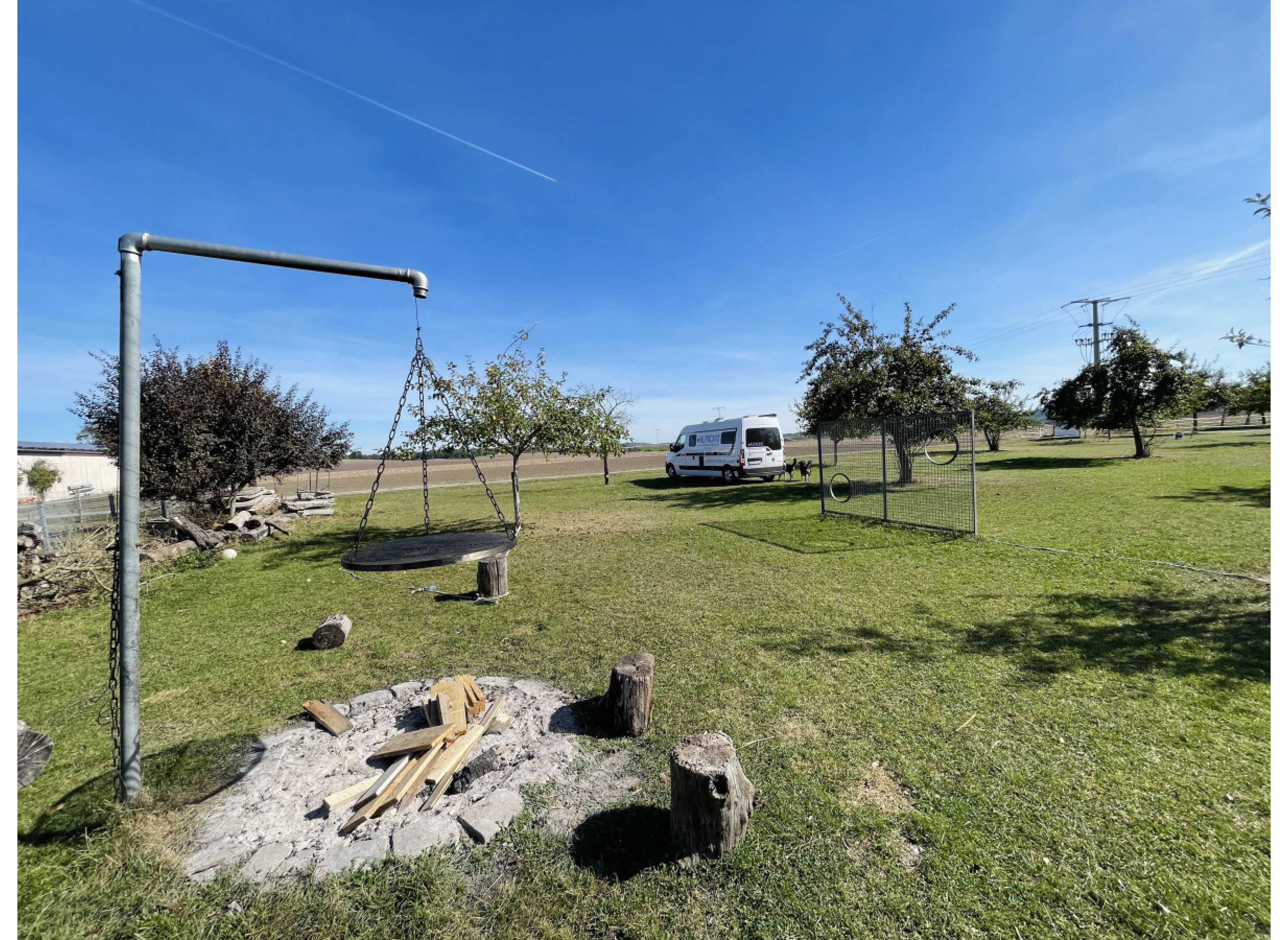 Weitblick auf der Obstbaumwiese hinterm Hof — Karavan Sitesi in Markt Nordheim