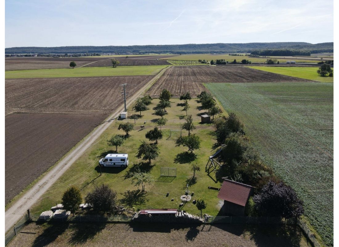 Weitblick auf der Obstbaumwiese hinterm Hof — Stellplatz in Markt Nordheim
