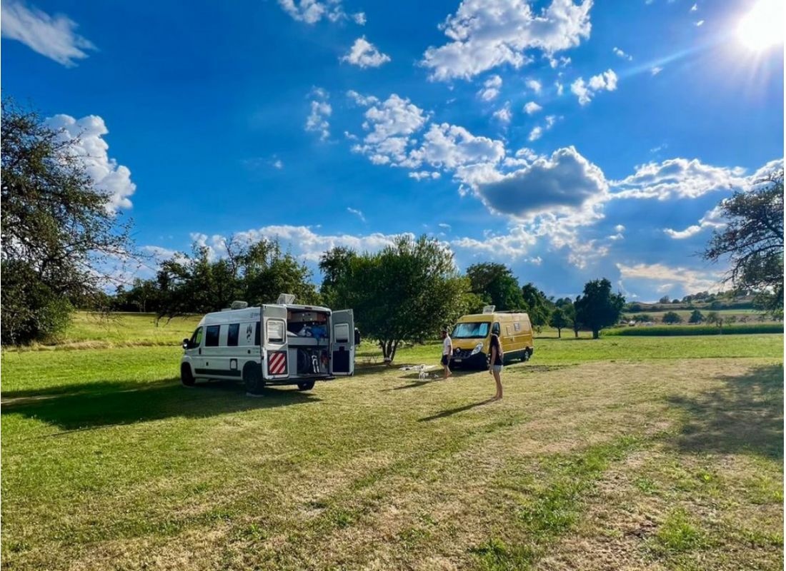 Umgeben von Bäumen auf einer grünen Wiese — Camperplaats in Tengen