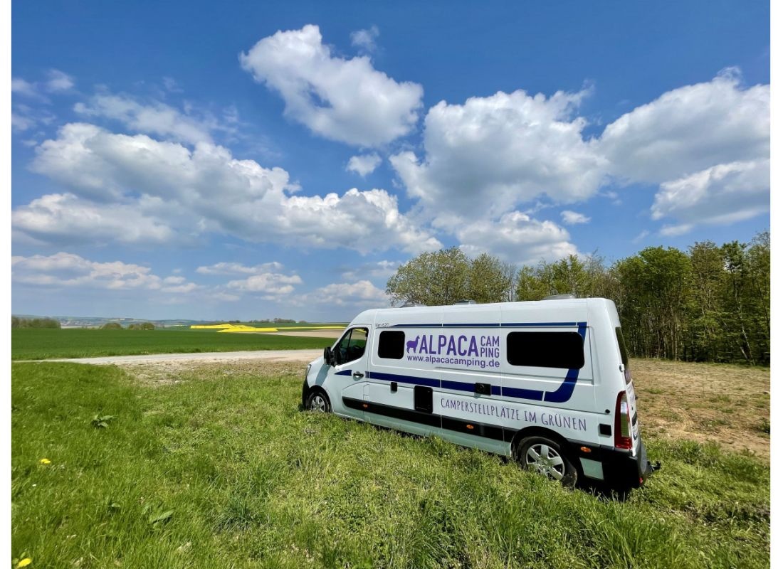 Wohnmobilstellplatz auf einer saftig grünen Wiese — Campervan Site in Borgentreich