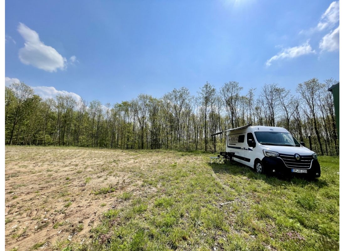 Wohnmobilstellplatz auf einer saftig grünen Wiese — Camperplaats in Borgentreich