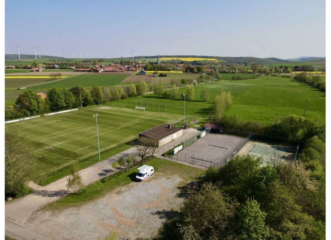 Ruhiger Stellplatz neben einem Sportplatz umgeben von Natur — Ställplats in Borgentreich