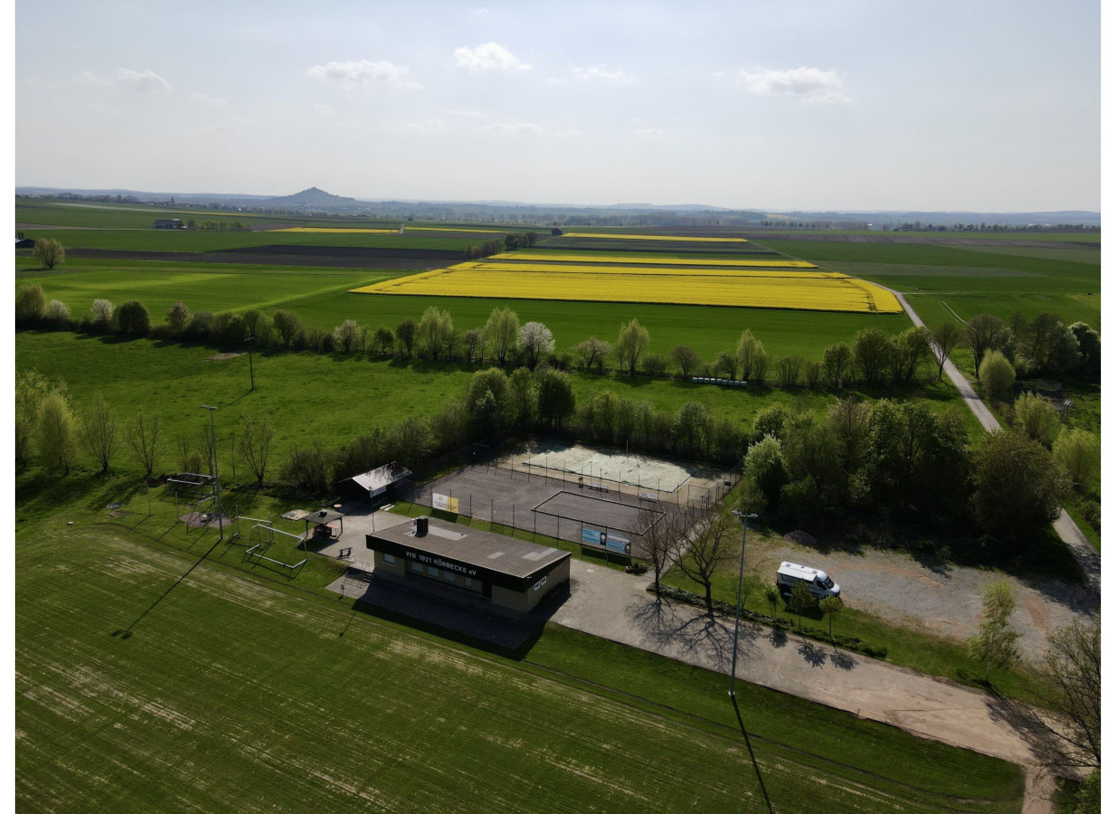 Ruhiger Stellplatz neben einem Sportplatz umgeben von Natur — Camperplads in Borgentreich