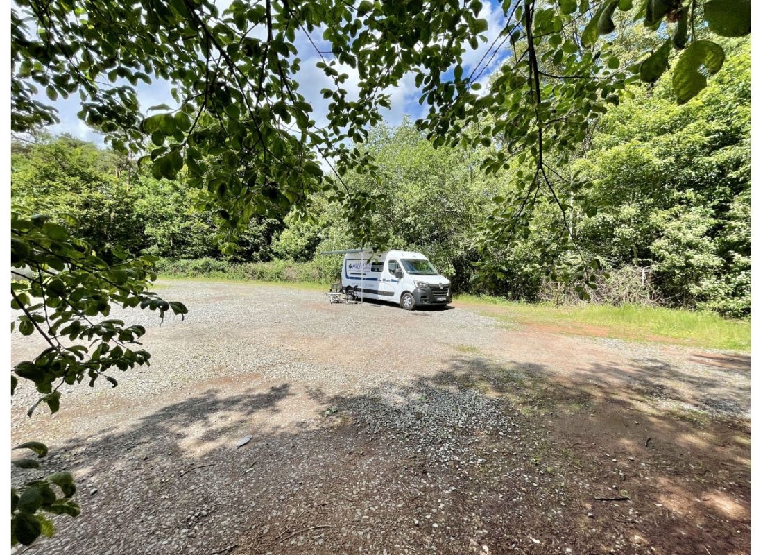 Sportplatz-Wiese am Waldrand — Sp. parking dla kamperów in Otterbach