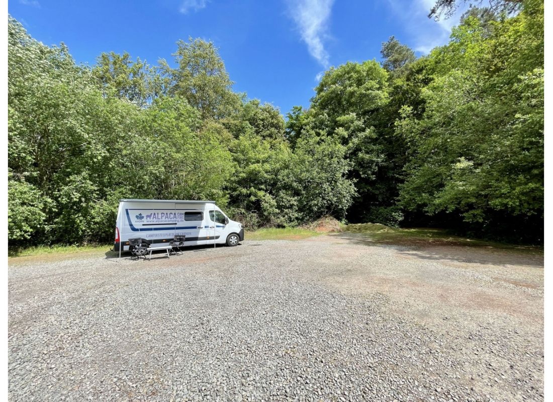 Sportplatz-Wiese am Waldrand — Sítio para autocaravanas in Otterbach