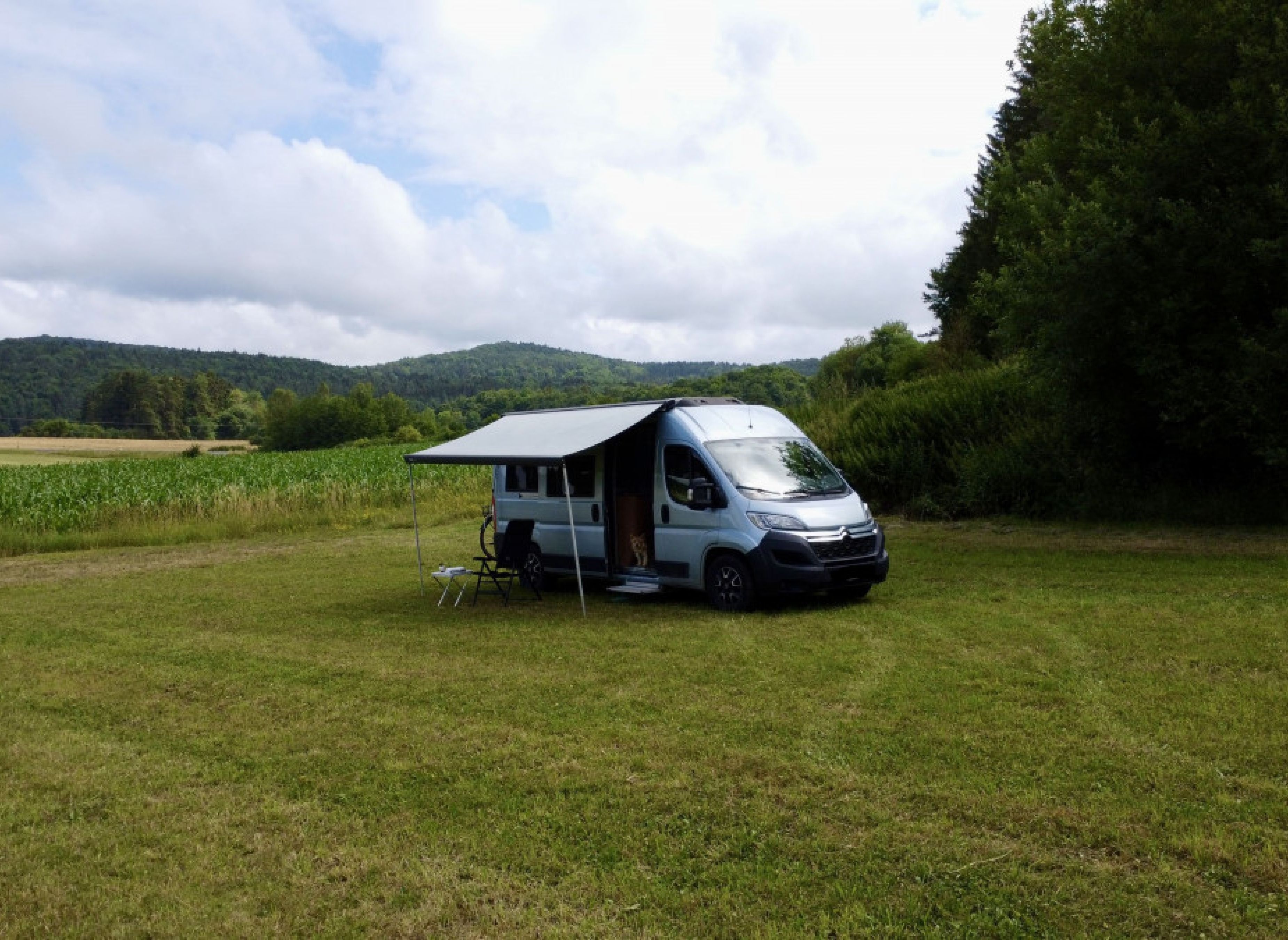 Eingebettet in der Natur — Aire camping car in Birgland
