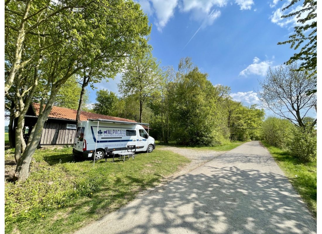 Idyllischer Wohnmobilstellplatz neben einer Schutzhütte #2 — Campervan Site in Borgentreich