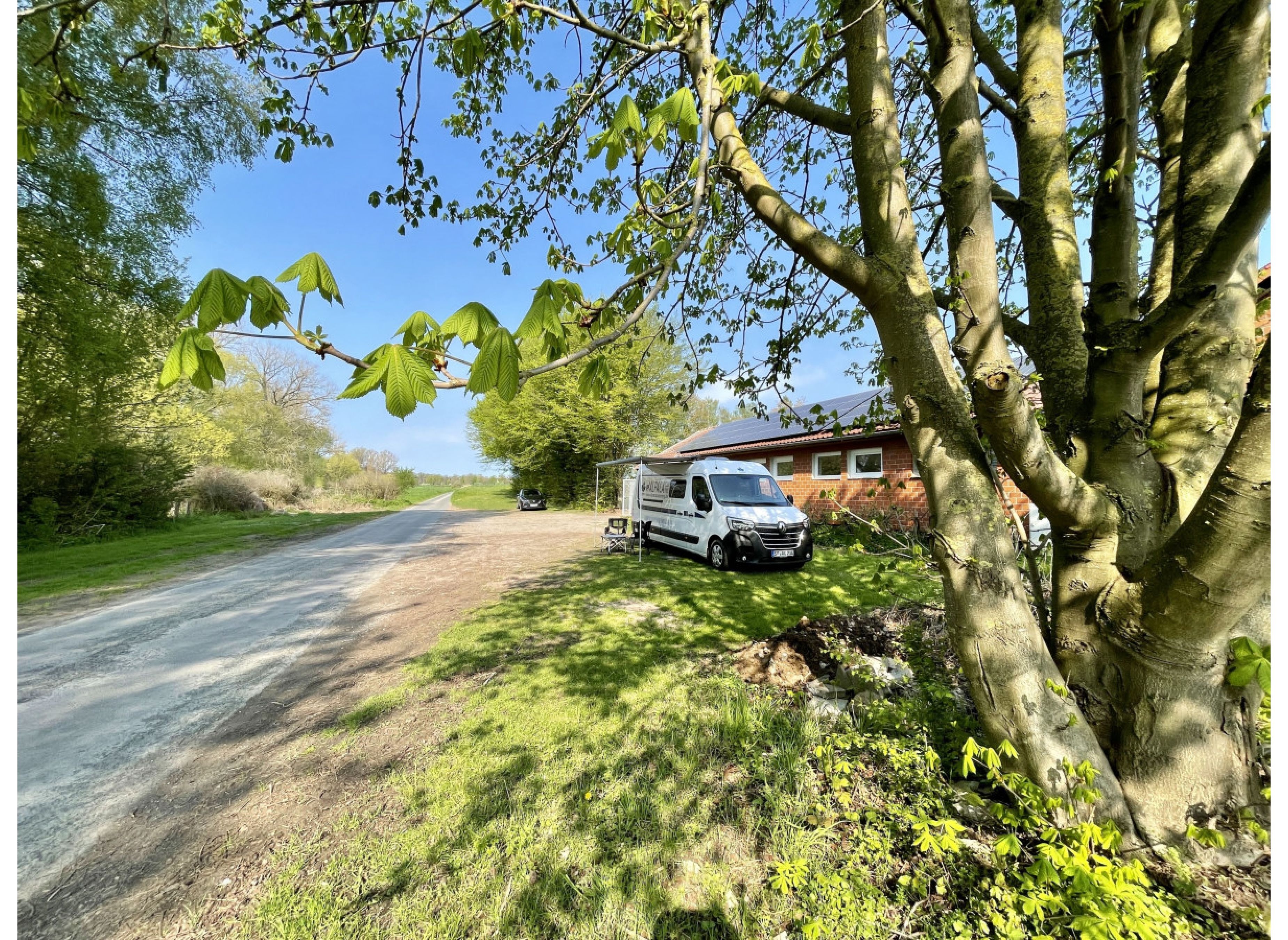 Wunderschöner Campingstellplatz direkt an der Eder mit Weitblick — Aire camping car in Borgentreich