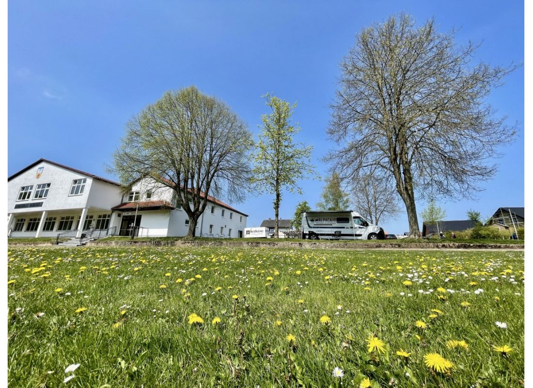 Stellplatz auf einem Hallenvorplatz neben einer grünen Wiese — Bobilplass in Borgentreich