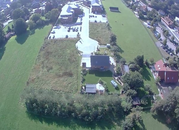 Einzelstellplatz zwischen Wiesen, in ruhiger Lage und Nähe altem Land