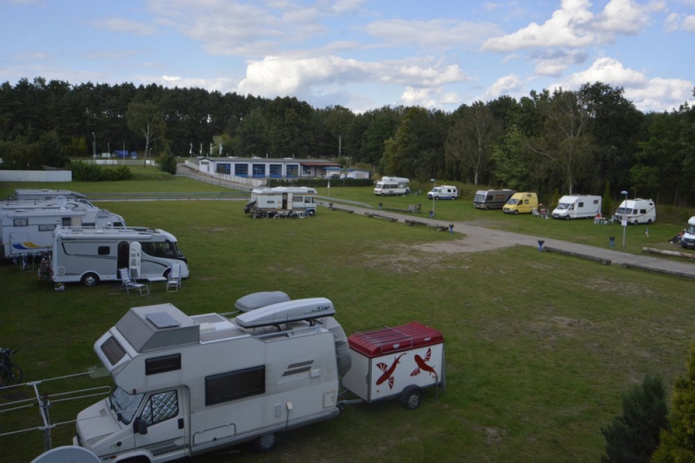 Stellplatz an der Marina Fürstenberg — Karavan Sitesi in Fürstenberg/Havel