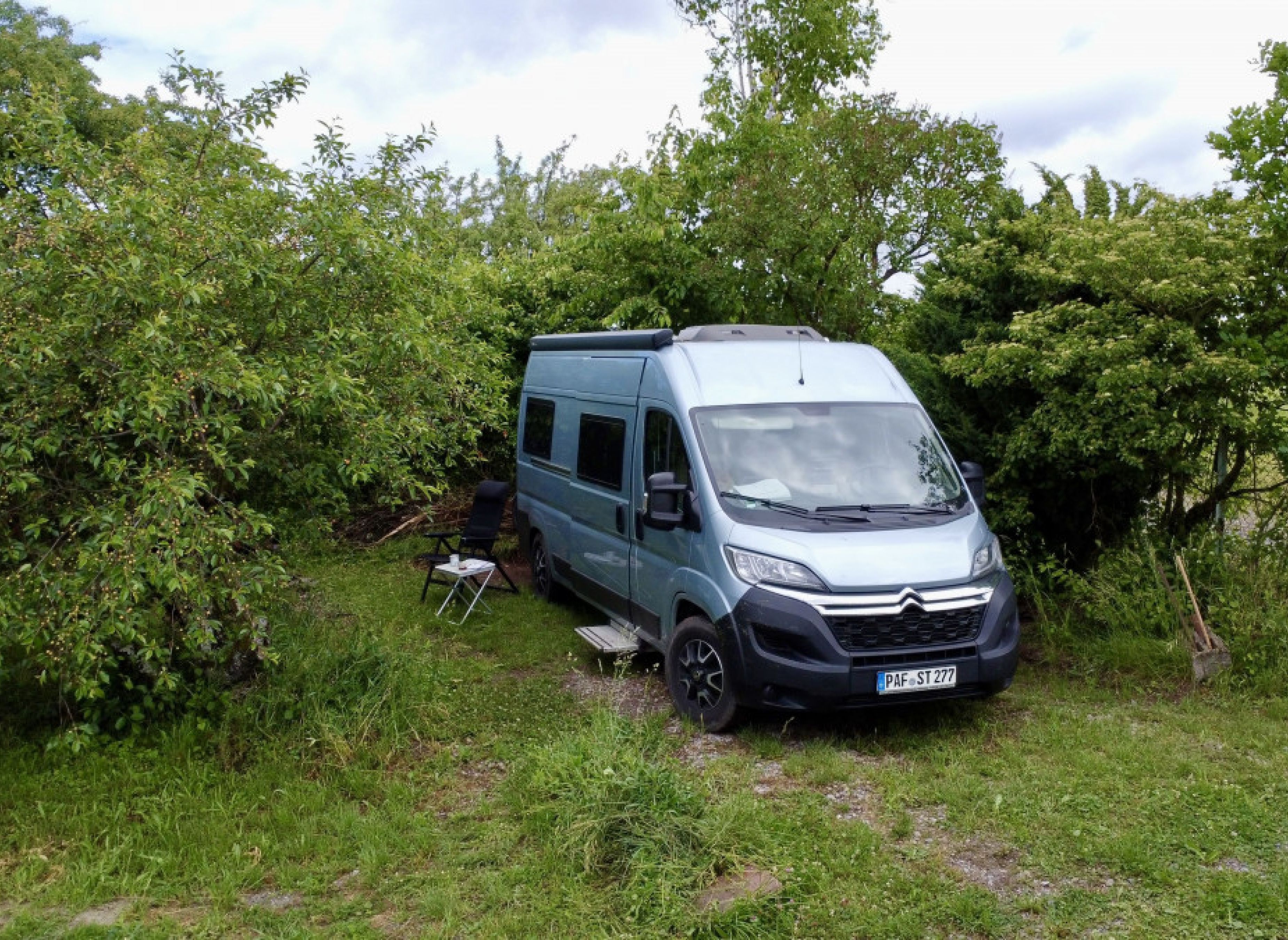 Himmlischer Stellplatz zwischen Bäumen — Area di sosta in Beilstein