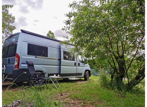 Himmlischer Stellplatz zwischen Bäumen — Photo 2