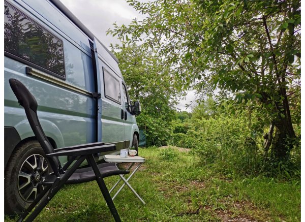 Himmlischer Stellplatz zwischen Bäumen