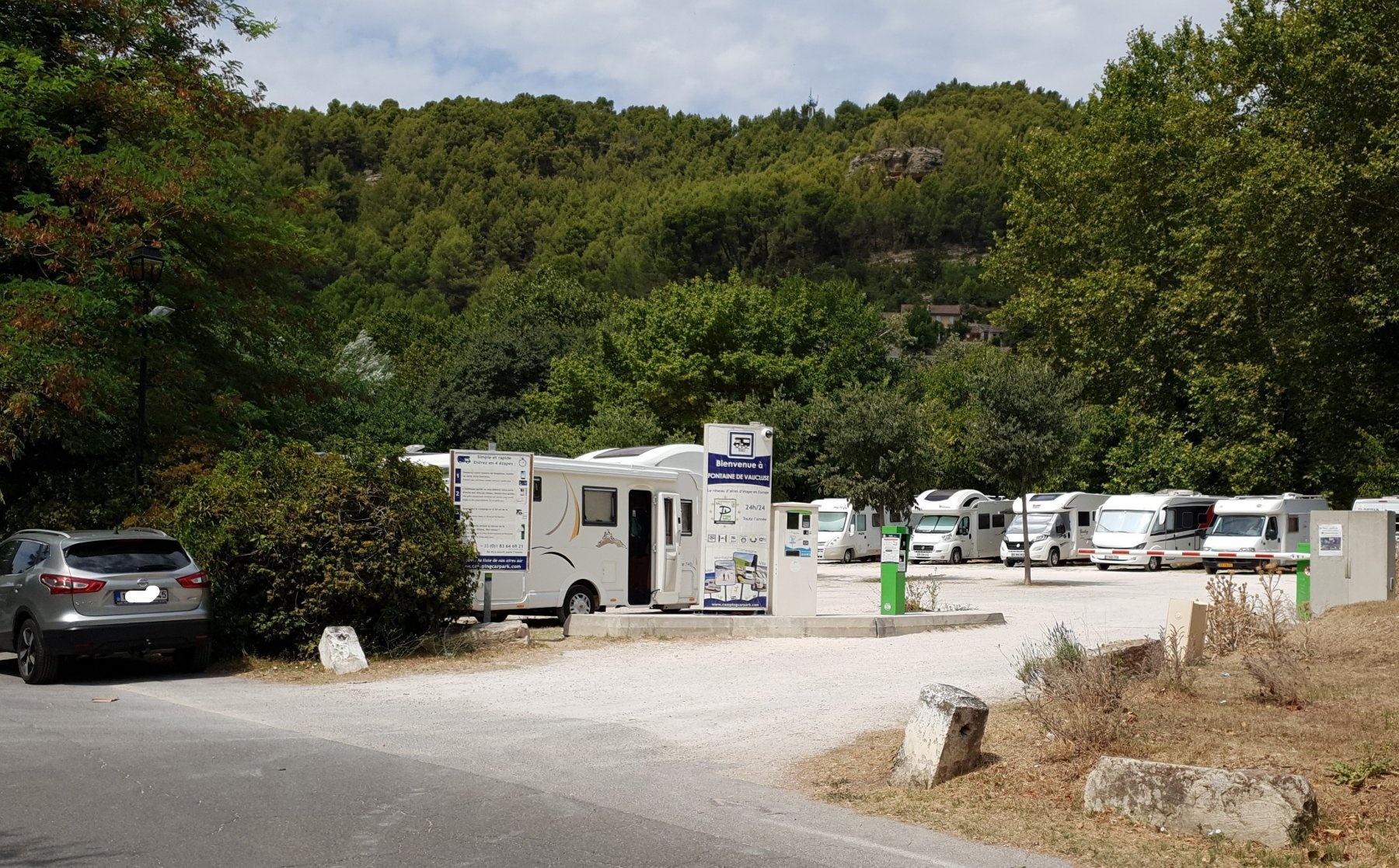 Camping-Car Park — Ställplats in Fontaine-de-Vaucluse