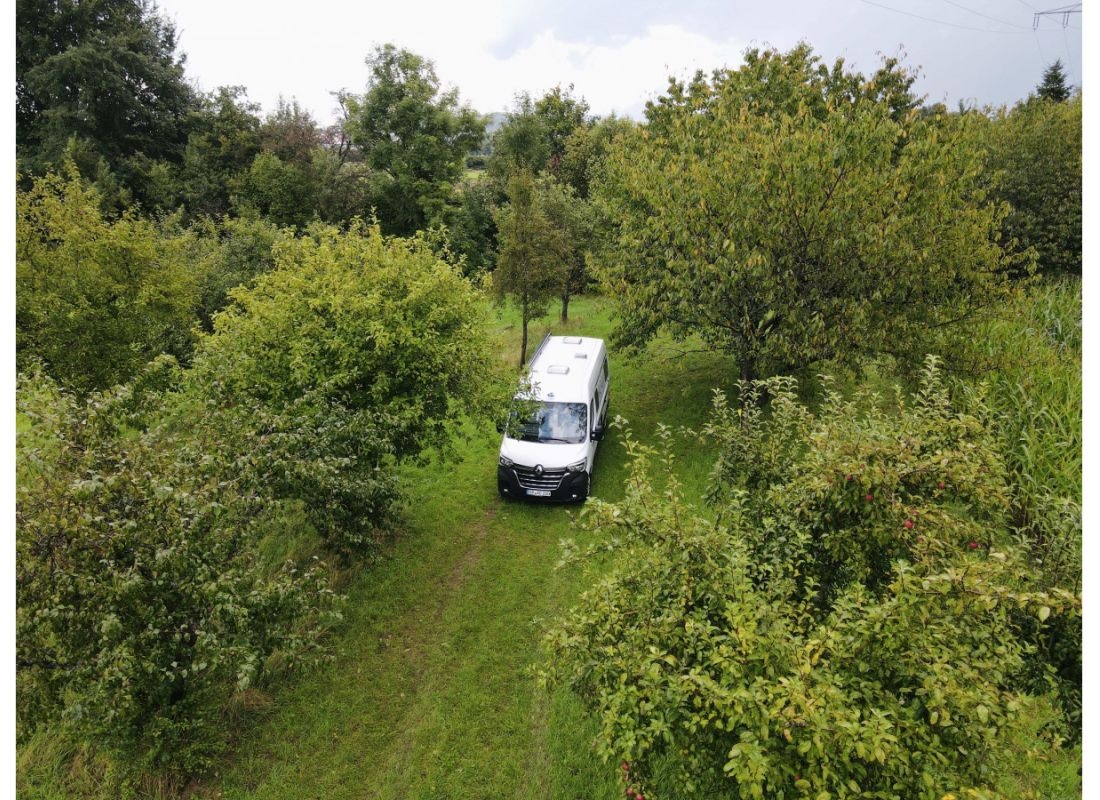 Stellplatz auf Streuobstwiese — Karavan Sitesi in Henfenfeld