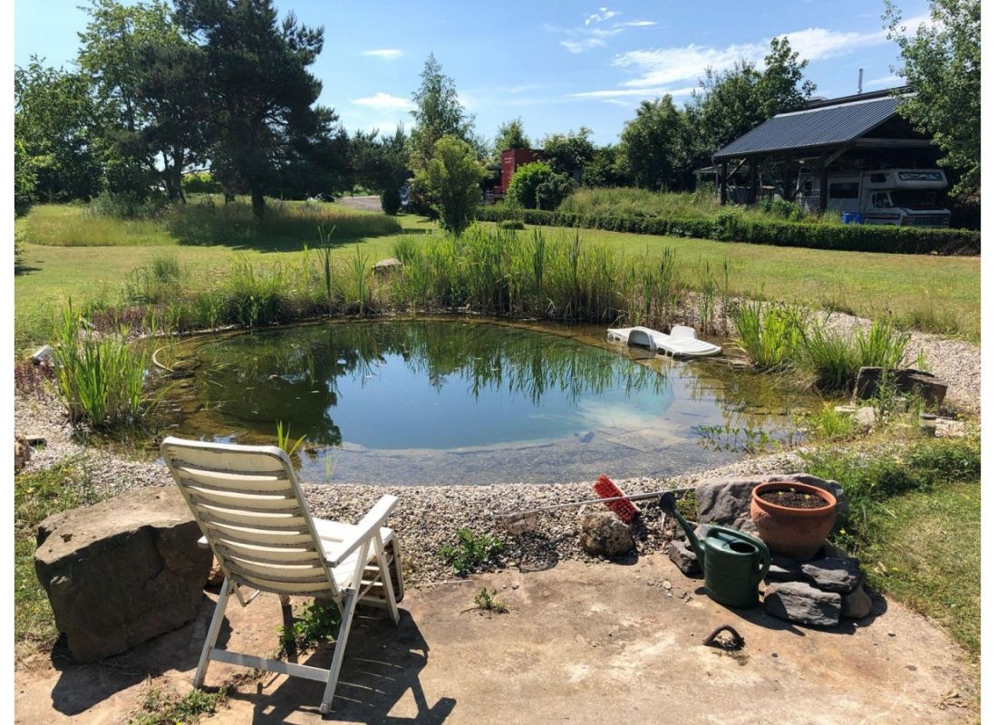 Großes Grundstück mit Teich am   Rande von Werlau. Nur ein paar Gehminuten vom Freibad entfernt. — Camperplaats in Sankt Goar