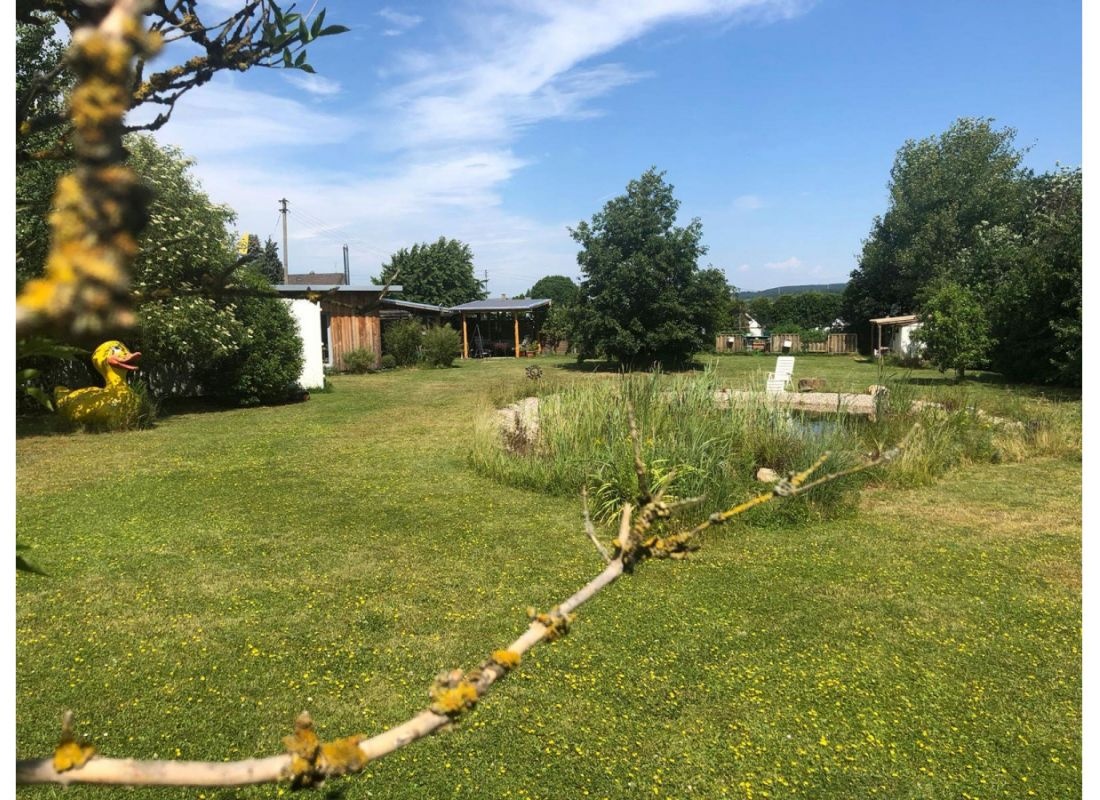 Großes Grundstück mit Teich am   Rande von Werlau. Nur ein paar Gehminuten vom Freibad entfernt. — Campervan Site in Sankt Goar
