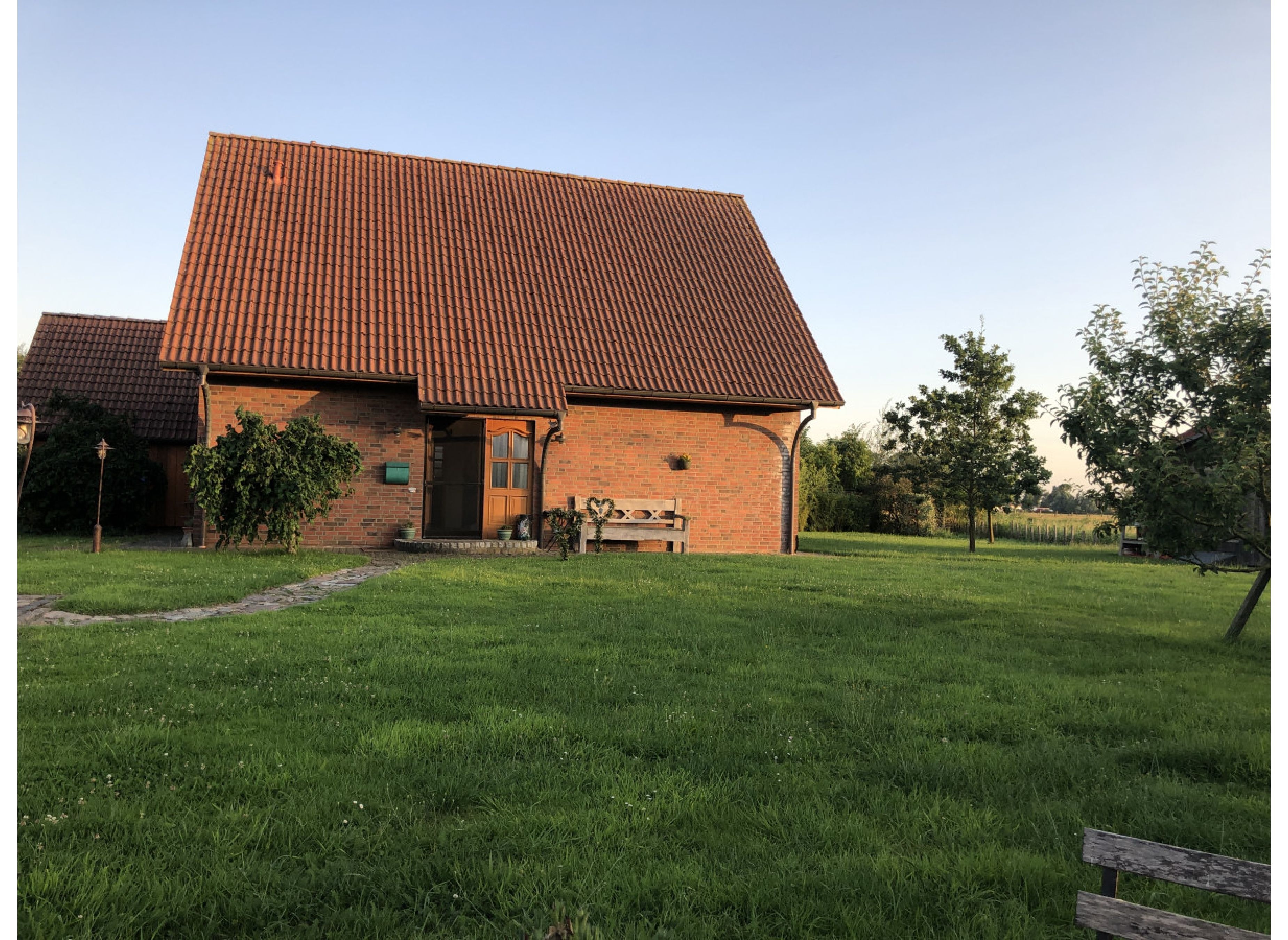 Blick auf Weide, kurzer Weg zum See — 露营车营地 in Neuhaus