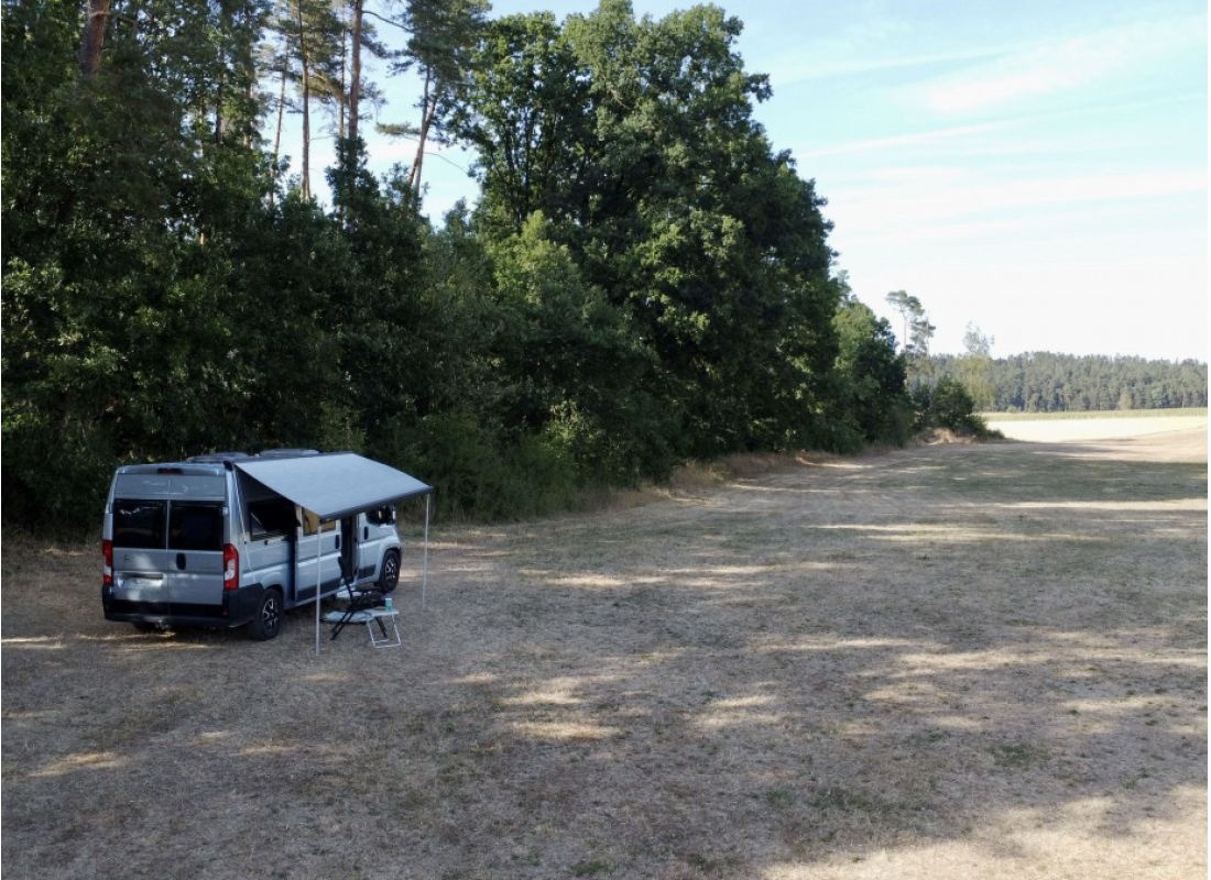 Einzelstellplatz zwischen Wald und Weiher — Camperplaats in Herrieden