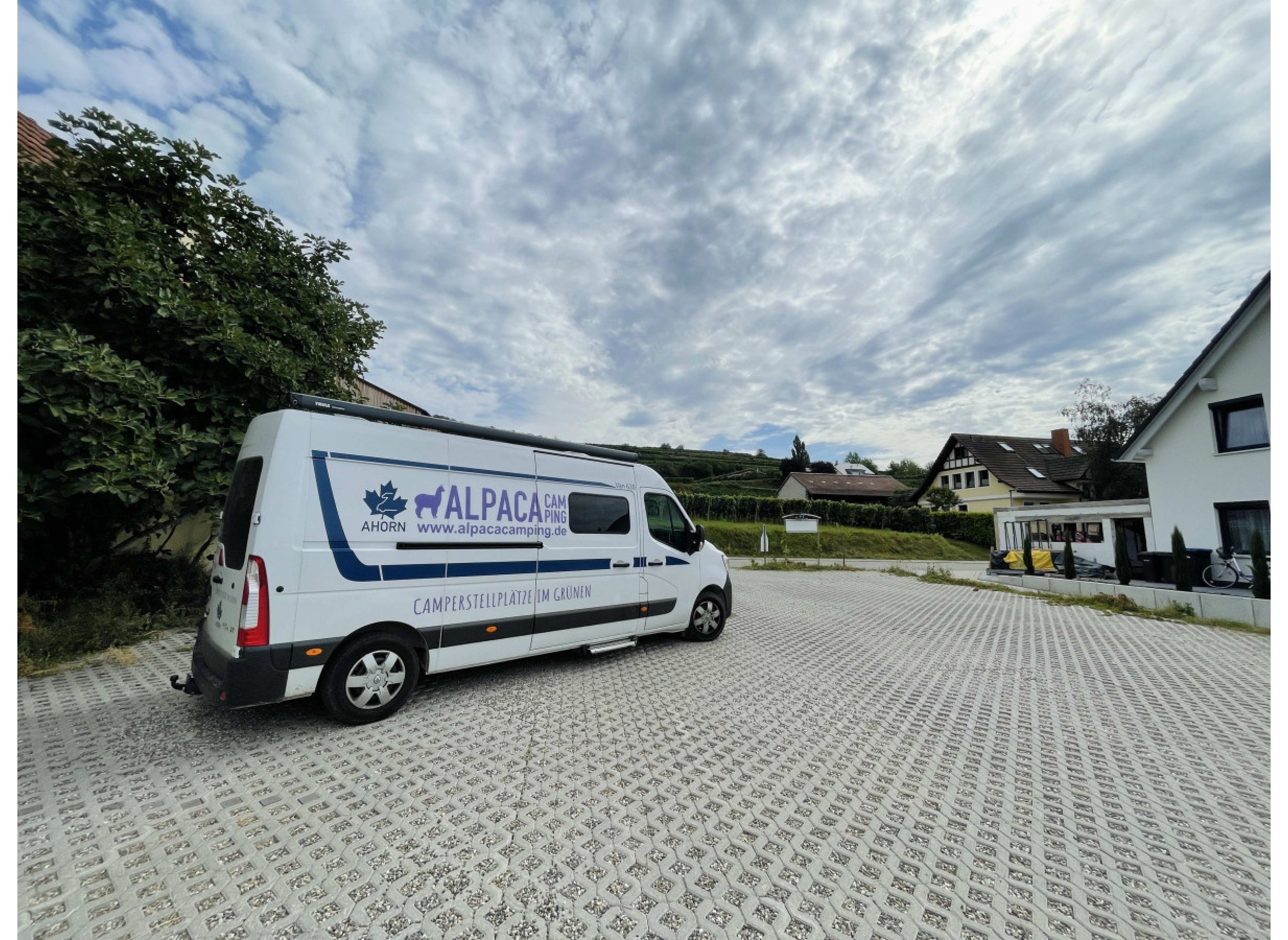 Camping auf einem befestigten Platz am Rande der Weinberge — Vinícola in Vogtsburg im Kaiserstuhl