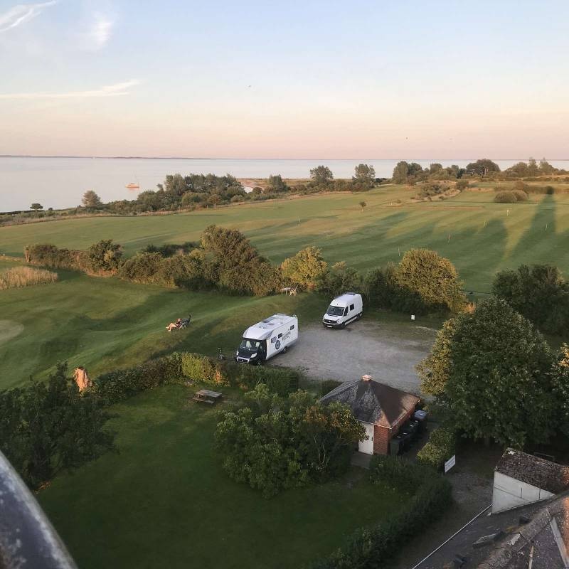 Am Golfclub und Leuchtturm — Місце для кемперів in Søby Ærø