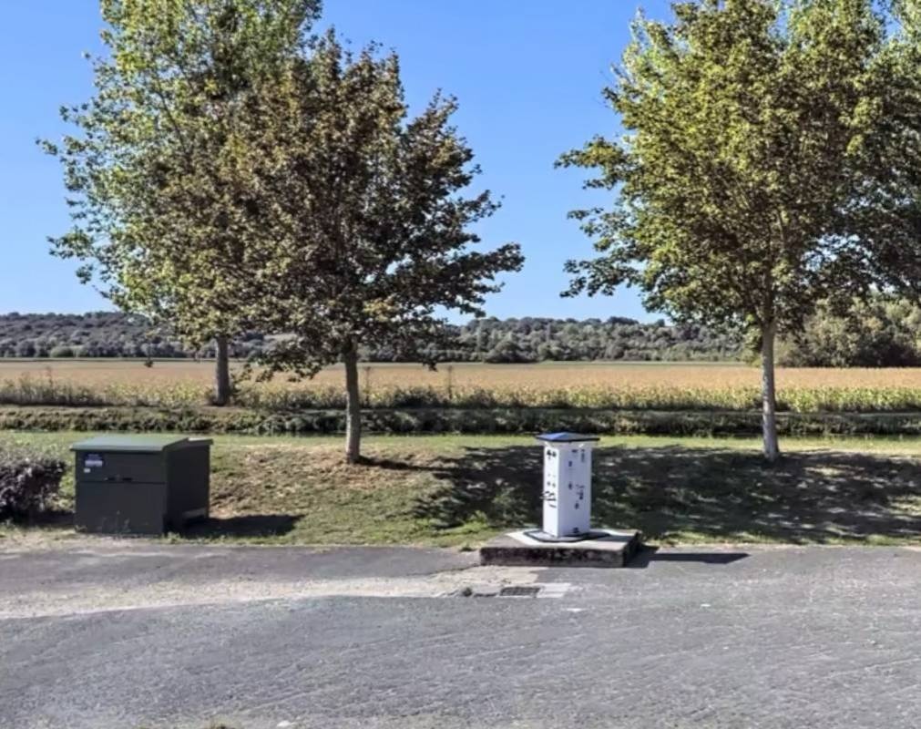 Stellplatz am Canal du Berry — Sítio para autocaravanas in Langon