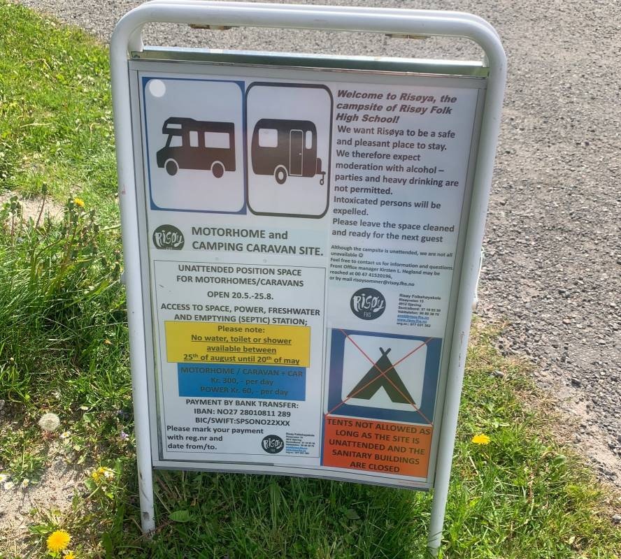 Risøy Folkehøyskole — Aire camping car in Risøyhamn