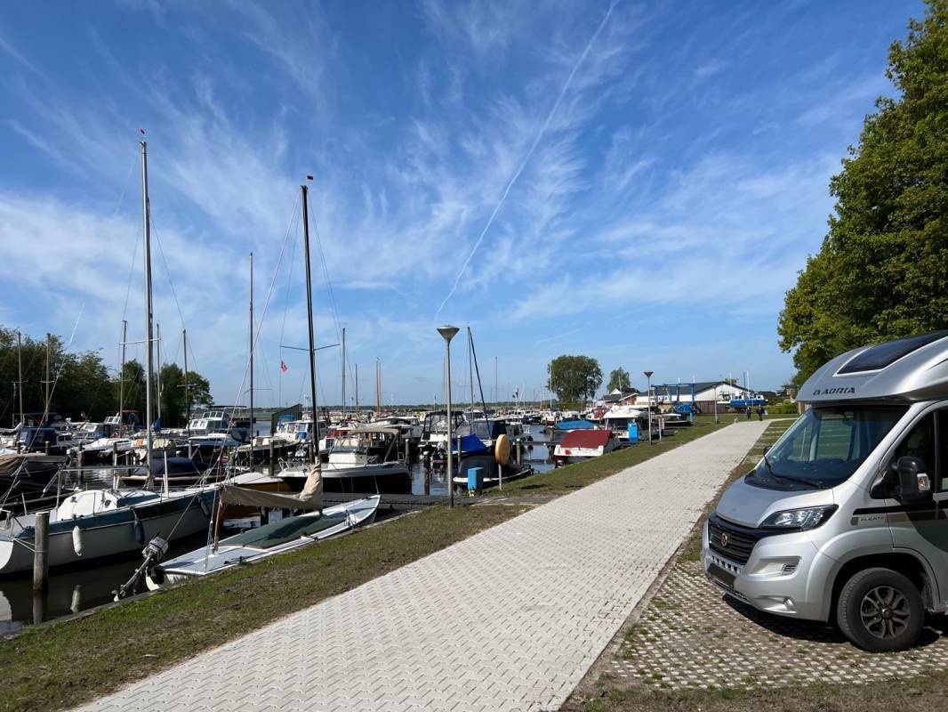 bij de Yachthaven — Stellplatz in Kropswolde