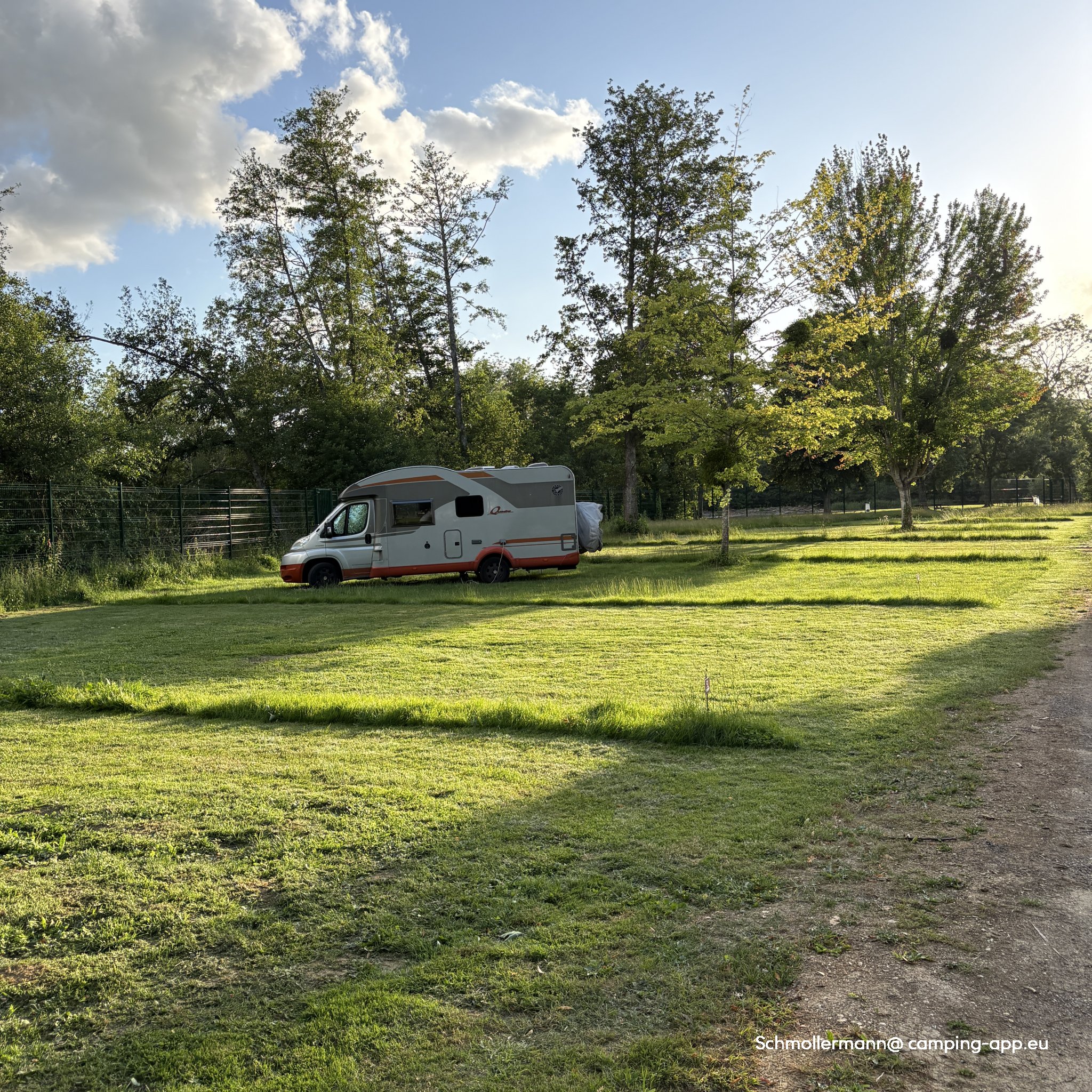 Camping La Cascade REVEA — Kamp yeri in Tonnerre