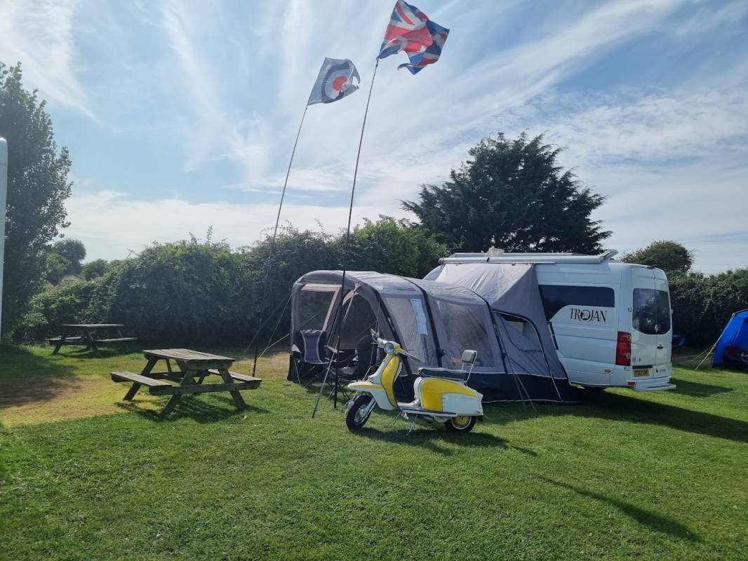 The Barn Caravan Park — Cámping in Lancing
